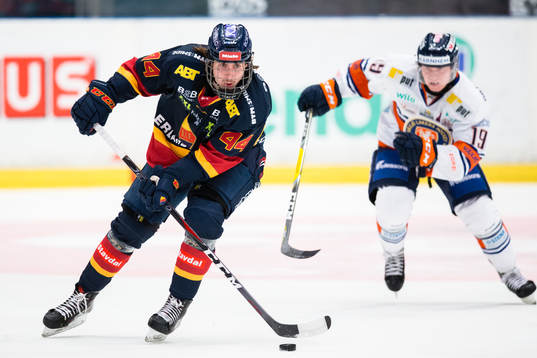 Djurgårdens Albin Grewe jagas av Växjös Tuomas Kiiskinen