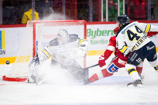 s Mikko Lehtonen framför HV71:s målvakt Jonas Gunnarsson