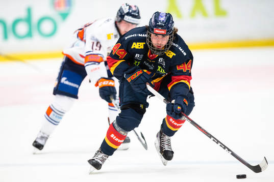 Djurgårdens Albin Grewe jagas av Växjös Tuomas Kiiskinen