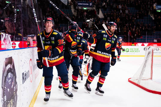 Djurgårdens Olle Alsing och övriga spelare tackar publiken
