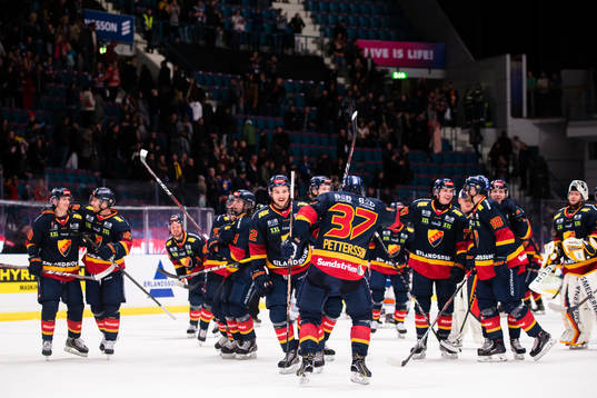 Djurgårdens spelare hoppar runt och jublar