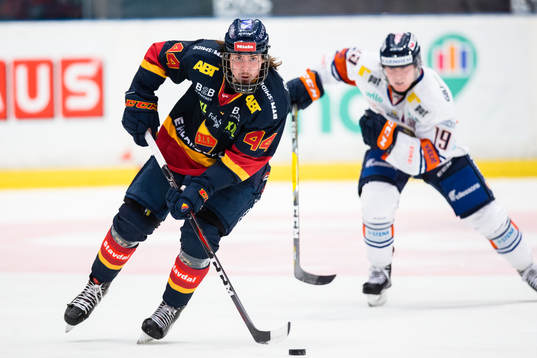 Djurgårdens Albin Grewe jagas av Växjös Tuomas Kiiskinen