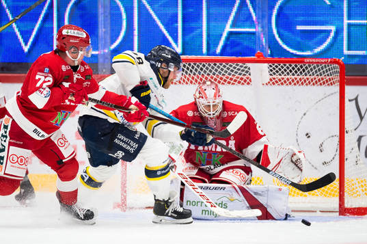 s Joakim Andersson framför Timrås målvakt Niklas Svedberg