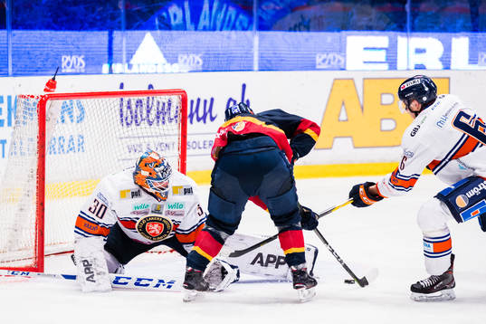 Växjös målvakt Viktor Fasth med en räddning på skott
