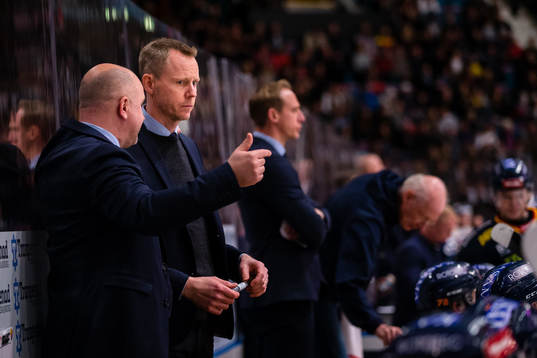 Djurgårdens tränare Robert Ohlsson samtalar med
