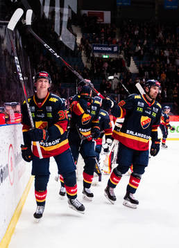 Djurgårdens Olle Alsing och övriga spelare tackar publiken