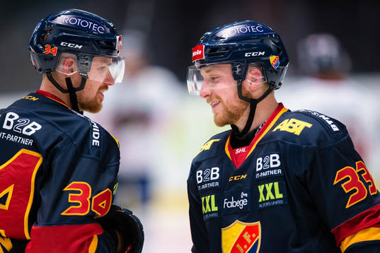 Djurgårdens Tom Nilsson (v) och Linus Hultström (h) ser