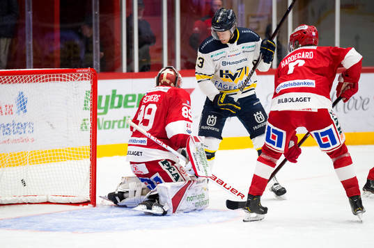 s Oscar Sundh framför Timrås målvakt Niklas Svedberg