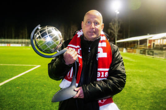 Piteås tränare Stellan Carlssons jublar med pokalen