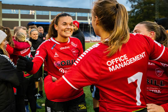 LB07s spelare Anna Welin (t.v) jublar