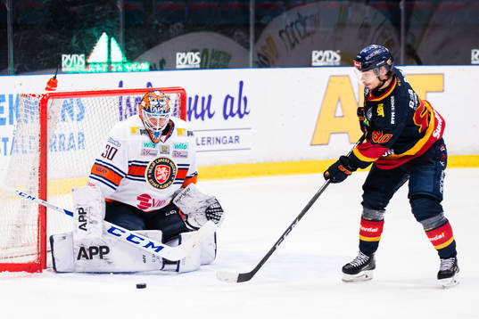 Djurgårdens Gustav Possler oroar framför Växjös