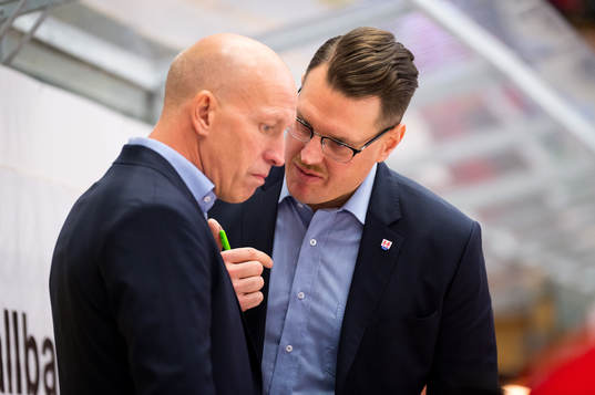 Timrås assisterande tränare Johan Thelin diskuterar med