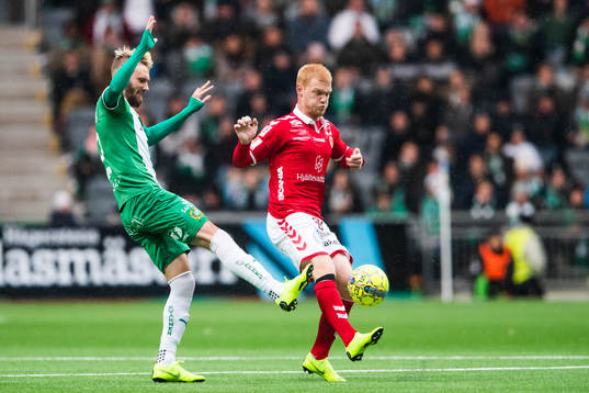 Hammarbys Simon Sandberg och Kalmars Nils Fröling i kamp