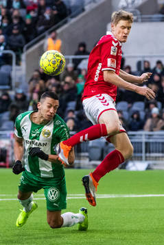 Hammarbys Nikola Djurdjic och Kalmars Rasmus Elm i kamp om
