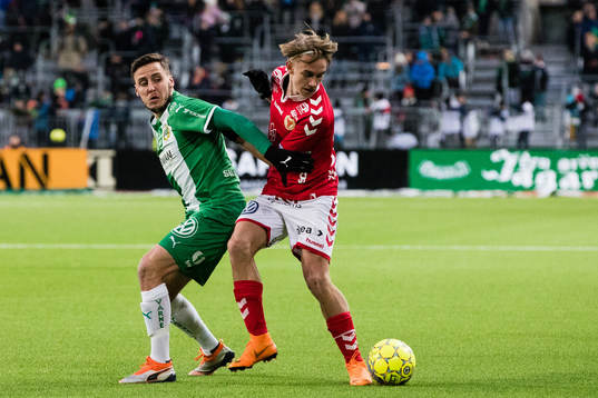 Hammarbys Jeppe Andersen i kamp om bollen med Kalmars Isak