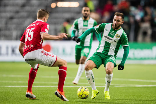 Kalmars Johan Stenmark i kamp om bollen med Hammarbys