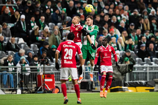 Kalmars Tobias Eriksson i en nickduell med Hammarbys Jeppe