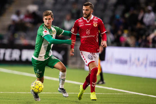 Hammarbys Leo Bengtsson i kamp om bollen med Kalmars Filip