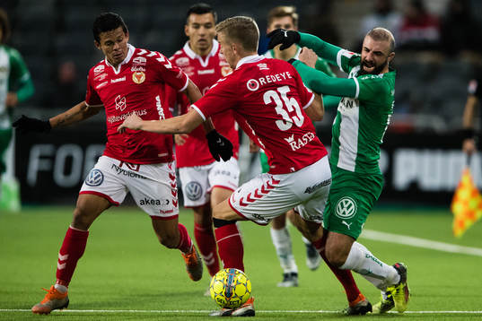 Kalmars Romário Pereira Sipião och Johan Stenmark stoppar