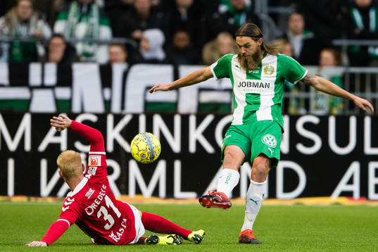 Kalmars Nils Fröling i kamp om bollen med Hammarbys Björn