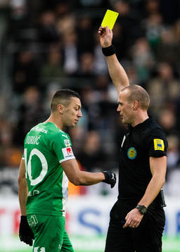 Hammarbys Nikola Djurdjic får ett gult kort av domare