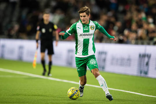 Hammarbys Leo Bengtsson med bollen
