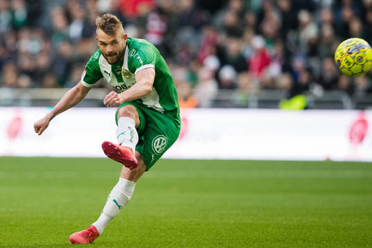 Hammarbys Mads Fenger Nielsen med en frispark