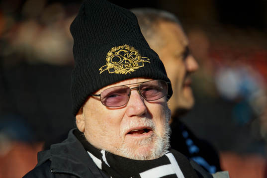 En mösa med texten Örebro SK firar 110 år idag