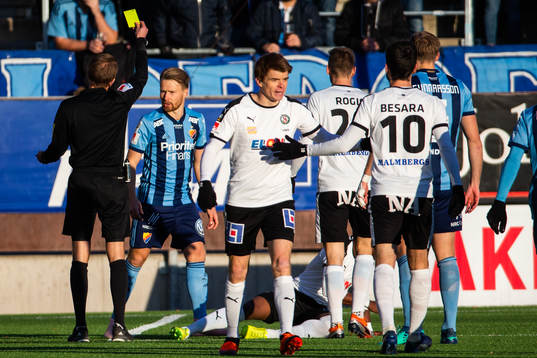 Djurgårdens Besard Sabovic får gult kort