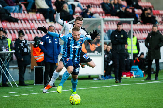 Djurgårdens Nicklas Bärkroth och Örebros Filip Rogic i