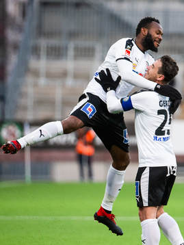 Örebros Michael Junior Omoh och Nordin Gerzic jublar