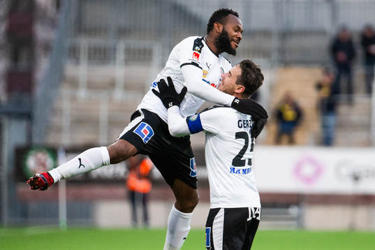 Örebros Michael Junior Omoh och Nordin Gerzic jublar