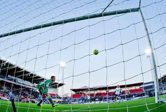 Djurgårdens målvakt Tommi Vaiho ser Örebros Nordin