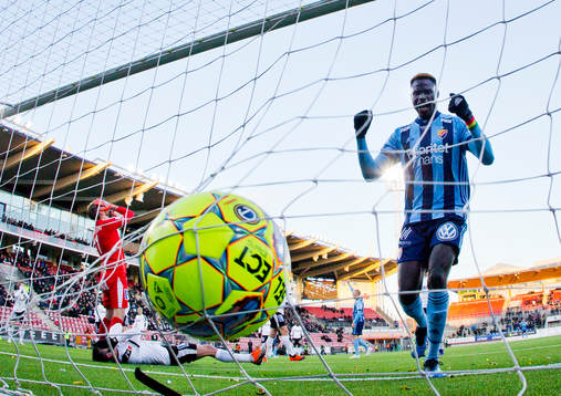 Örebros Filip Rogic gör självmål till 0-1 och deppar