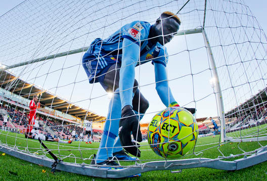 Örebros Filip Rogic gör självmål till 0-1 och deppar