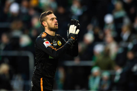 Hammarbys målvakt Davor Blazevic tackar publiken