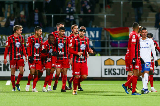 Östersunds Tom Pettersson jublar med lagkamrater