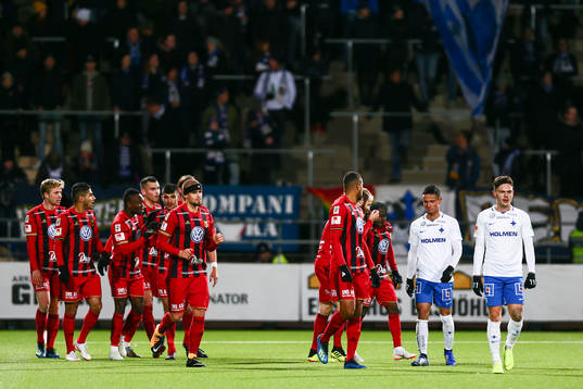 Östersunds Tom Pettersson jublar med lagkamrater