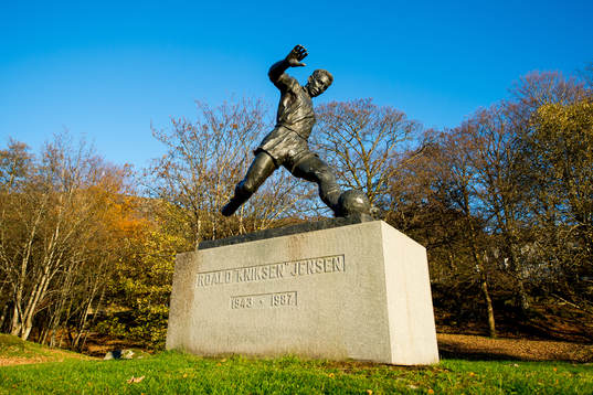 The statue of Roald "Kniksen" Jensen