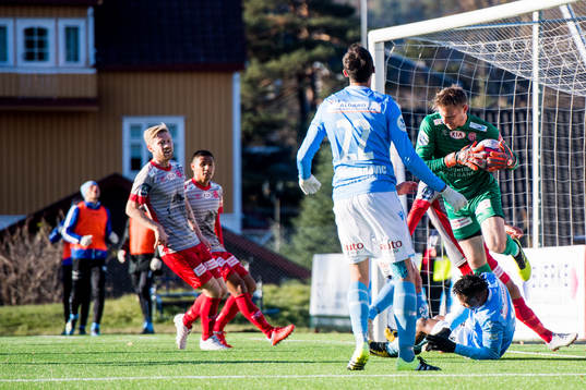 Goalkeeper Simon Thomas of Strømmen with a save