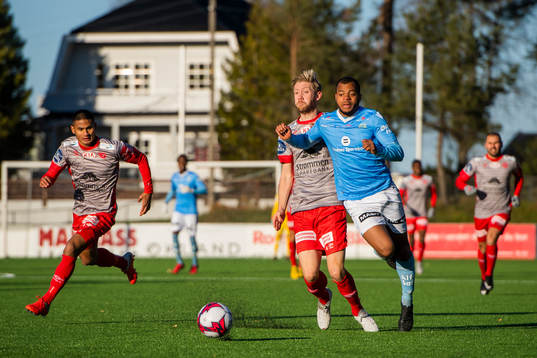 Kristian Jahr of Strømmen and Erixon Danso of Sandnes Ulf