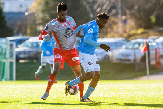 Charles Chinedu Ezeh of Strømmen and Kachi of Sandnes Ulf