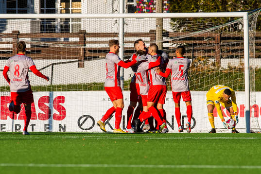 Sindre Mauritz-Hansen of Strømmen celebrates with hos