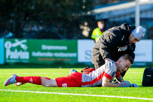 Victor Grodås of Strømmen with an injury