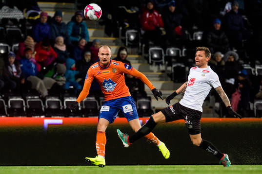 Aron Elís Thrándarson of Aalesund and Bjørn Helge Riise