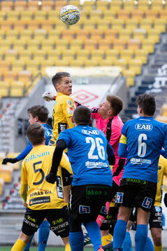 Elfsborgs Gustav Broman och Halmstads målvakt Max Johnsson
