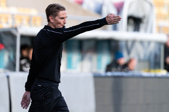 Domare Patrick Alriksson pekar på straffpunkten