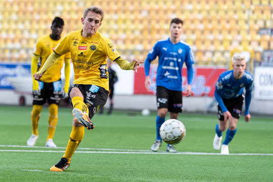 Elfsborgs Jack Cooper Love gör 2-0 på straff