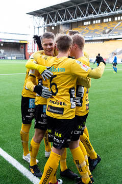 Elfsborgs Gustav Broman (vänster i bild) kramas om av