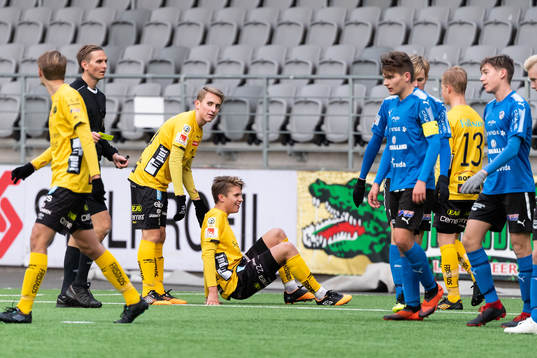 Elfsborgs Oliver Zandén (sittande) klappas om av Jack